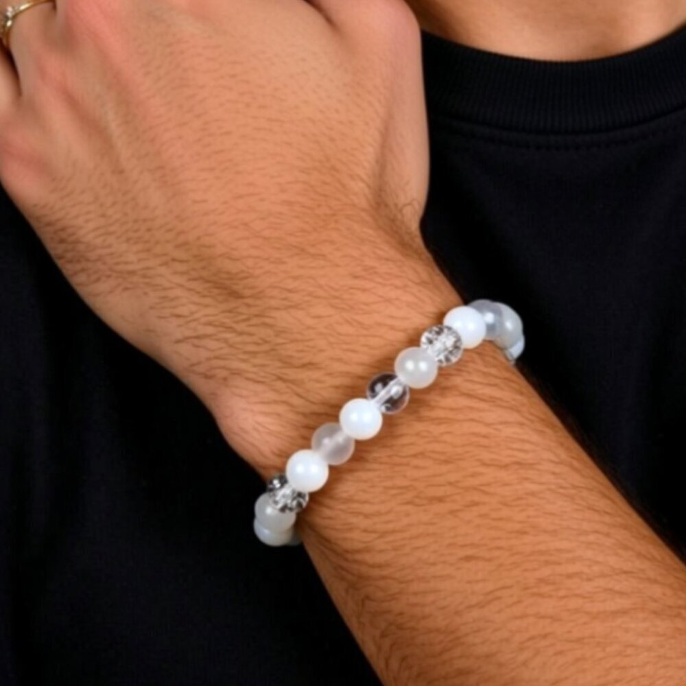 Opaque, crackled white and solid white beaded stretch bracelet. NWT (MJW030)